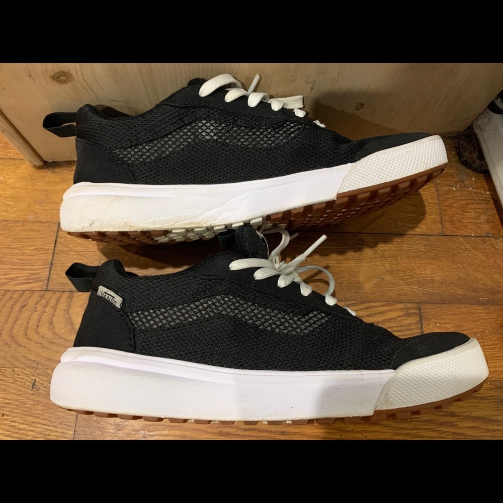 Black Vans tennis shoes